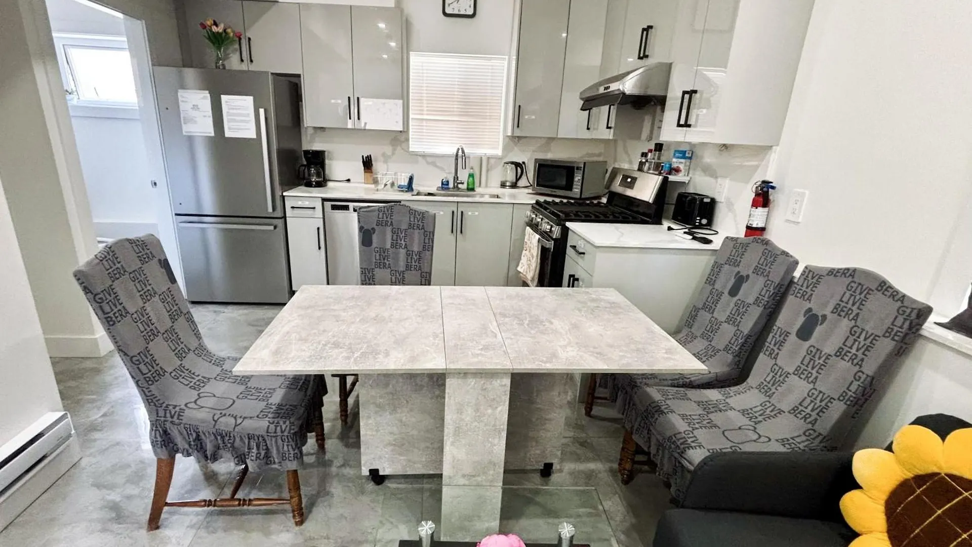 Vancouver'S Homey Laneway House Apartment