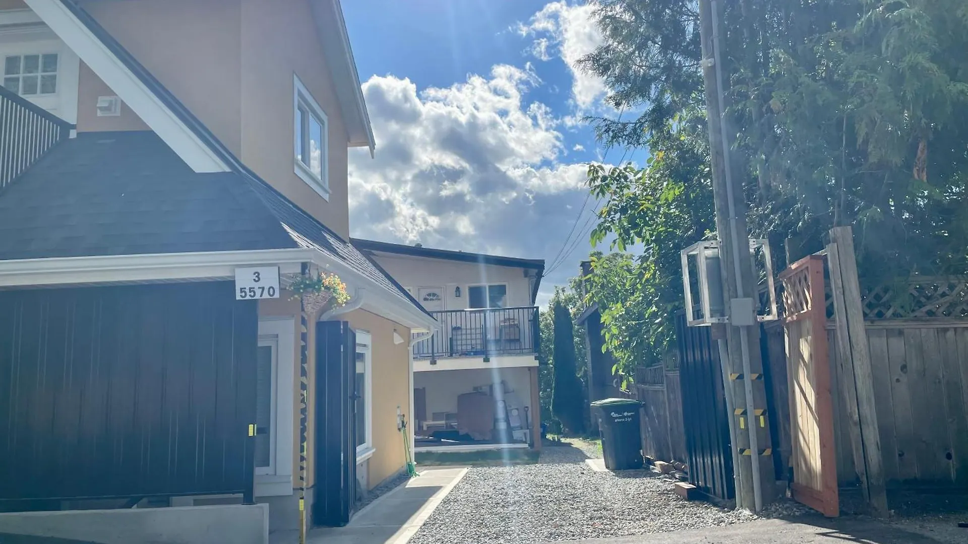 Vancouver'S Homey Laneway House