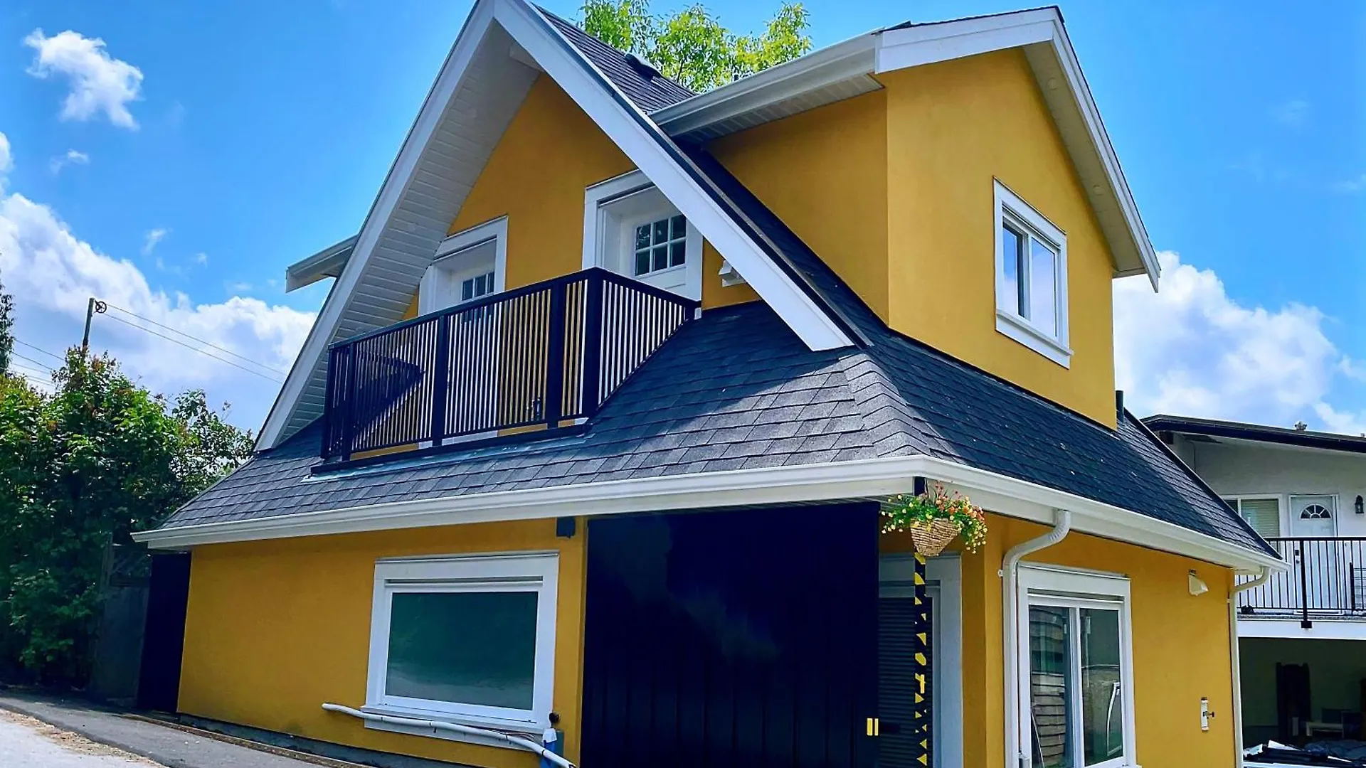 Vancouver'S Homey Laneway House
